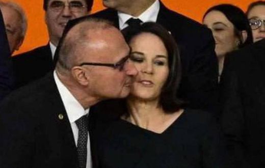 Le baiser forcé d’un ministre croate fait scandale