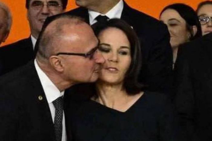 Le baiser forcé d’un ministre croate fait scandale