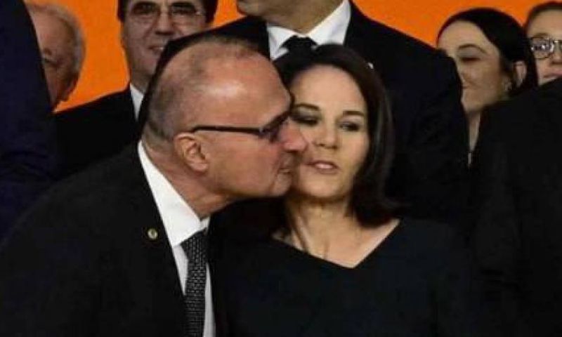 Le baiser forcé d’un ministre croate fait scandale