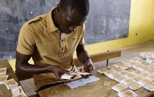 Tri-cartes-lecteurs-dans-cole-Dakar-26-juillet-2017