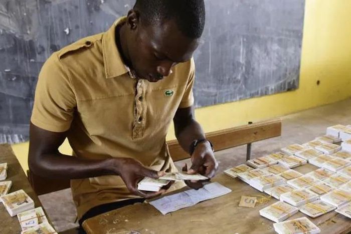 Tri-cartes-lecteurs-dans-cole-Dakar-26-juillet-2017