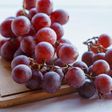 fruits-de-raisin-rouge-frais-sur-fond-de-bois-gratuit-photo