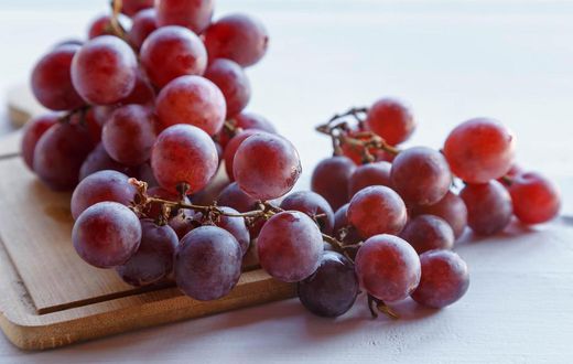fruits-de-raisin-rouge-frais-sur-fond-de-bois-gratuit-photo