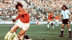 Johan Cruyff, légende des Pays-Bas, marquant contre l'Argentine lors de la Coupe du monde 1974.