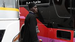 Un migrant sénégalais devant un bus qui l’emmènera à la frontière avec le Guatemala et continuera sa route vers les Etats-Unis A Tegucigalpa (Honduras), le 24 août 2023 ORLANDO SIERRA AFP