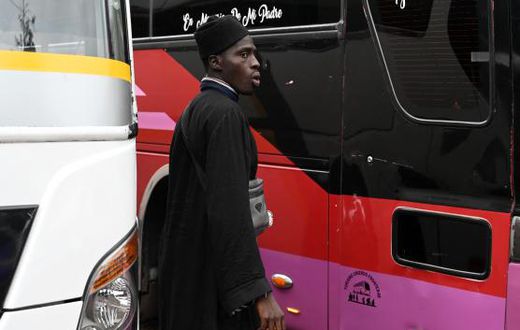 Un migrant sénégalais devant un bus qui l’emmènera à la frontière avec le Guatemala et continuera sa route vers les Etats-Unis A Tegucigalpa (Honduras), le 24 août 2023 ORLANDO SIERRA AFP