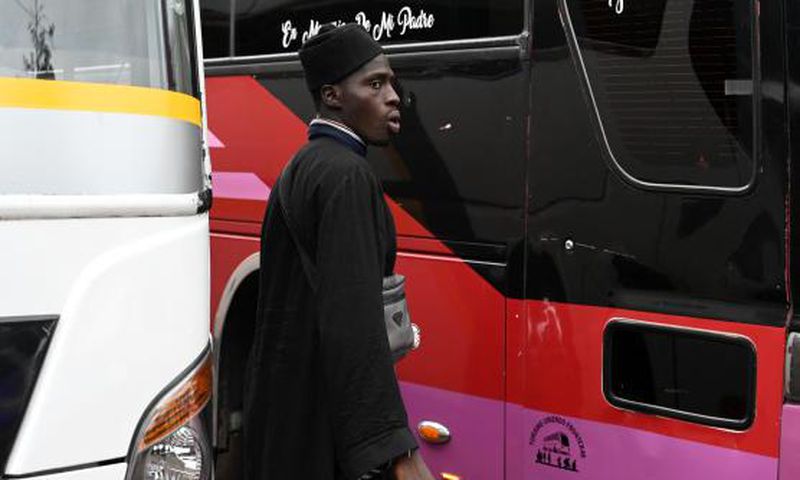 Un migrant sénégalais devant un bus qui l’emmènera à la frontière avec le Guatemala et continuera sa route vers les Etats-Unis A Tegucigalpa (Honduras), le 24 août 2023 ORLANDO SIERRA AFP