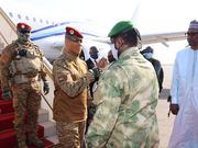 À gauche, le capitaine Ibrahim Traoré, à la tête du Burkina Faso depuis le coup d'État de septembre 2022 À droite, le colonel Assimi Goïta, président de la transition au Mali Les deux hommes se sont rencontrés à Bamako début novembre.