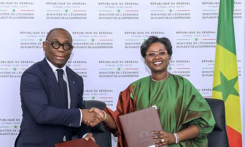 Président de la BOAD, Serge Ekué, et la ministre sénégalaise de l’Economie, du Plan et de la Coopération, Oulimata Sarr.