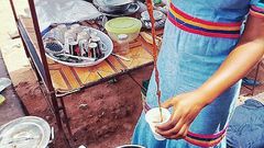 Une femme sert du café Touba dans sa gargotte à Aéré Lao - Saint-Louis (illustration)