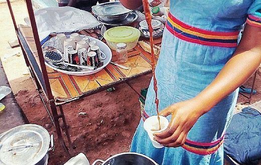 Une femme sert du café Touba dans sa gargotte à Aéré Lao - Saint-Louis (illustration)