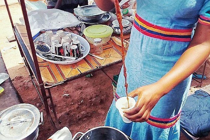 Une femme sert du café Touba dans sa gargotte à Aéré Lao - Saint-Louis (illustration)