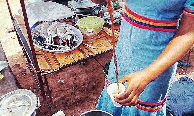 Une femme sert du café Touba dans sa gargotte à Aéré Lao - Saint-Louis (illustration)