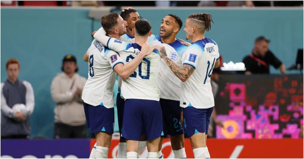 Les joueurs anglais célèbrent le but sur coup franc de Marcus Rashford. Photo par Richard Sellers. Source : Getty Images
