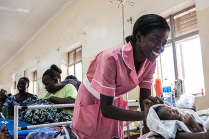 Une sage-femme au chevet d'une femme qui vient d'accoucher