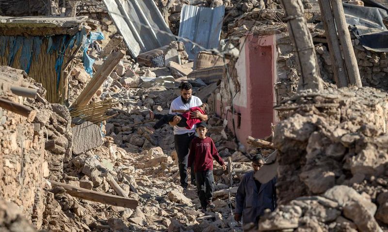 Séisme au Maroc  le bilan dépasse les 2000 morts le pays en deuil AFP