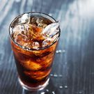 Un verre de Coca-Cola servi avec des glaçons.