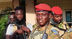 Le chef militaire du Burkina Faso, Ibrahima Traore, est escorté par des soldats à Ouagadougou, au Burkina Faso/FILE