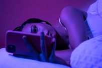 coup-moyen-femme-allongee-smartphone 23-2149445836