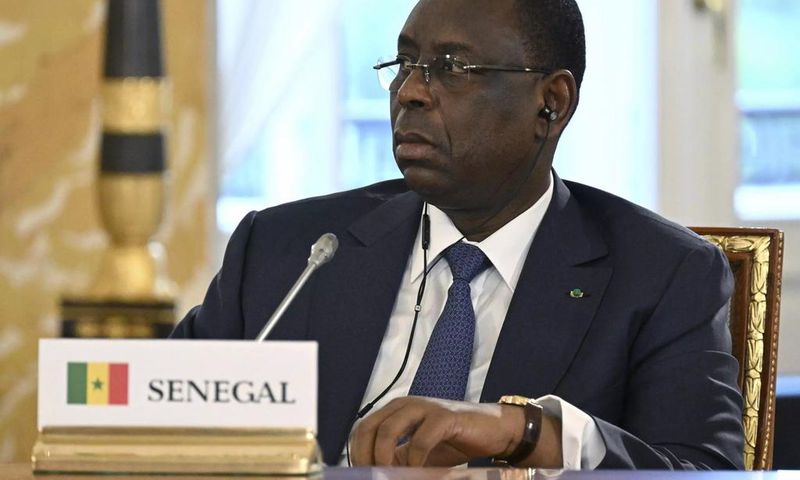 Le président sénégalais Macky Sall écoute le président russe Vladimir Poutine, lors de la réunion de ce samedi 17 juin 2023 à Saint-Pétersbourg