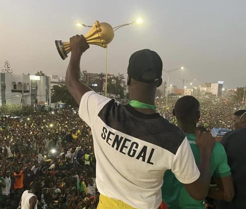 Edouard Mendy brandit la trophée de la CAN devant la foule venue célébrer la victoire du Sénégal à la Coupe d'Afrique 2022