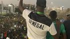 Edouard Mendy brandit la trophée de la CAN devant la foule venue célébrer la victoire du Sénégal à la Coupe d'Afrique 2022