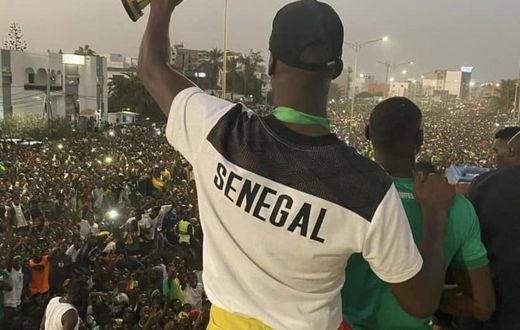Edouard Mendy brandit la trophée de la CAN devant la foule venue célébrer la victoire du Sénégal à la Coupe d'Afrique 2022