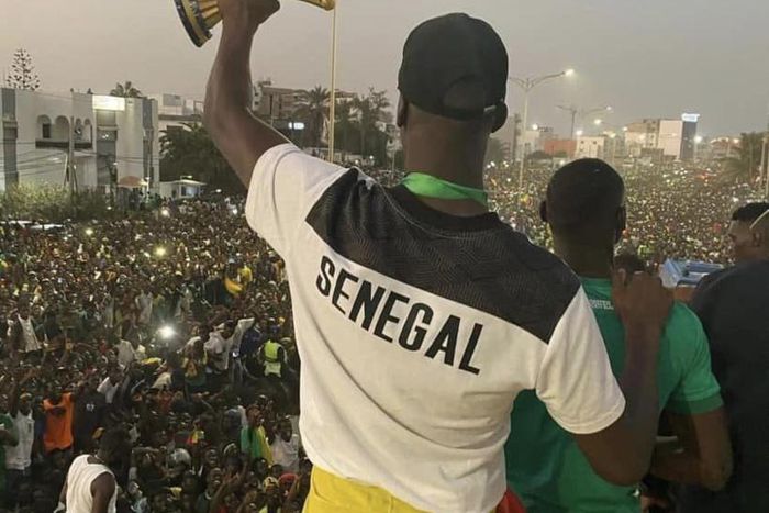 Edouard Mendy brandit la trophée de la CAN devant la foule venue célébrer la victoire du Sénégal à la Coupe d'Afrique 2022