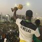 Edouard Mendy brandit la trophée de la CAN devant la foule venue célébrer la victoire du Sénégal à la Coupe d'Afrique 2022