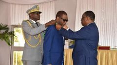 Macky-Sall-decore-des-artistes-dont-youssou-ndour