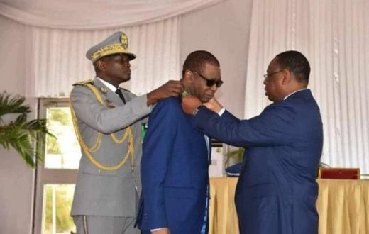 Macky-Sall-decore-des-artistes-dont-youssou-ndour