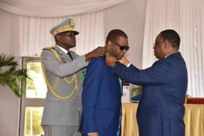 Macky-Sall-decore-des-artistes-dont-youssou-ndour