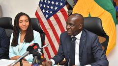 Le ministre des Finances Mamadou Moustapha Ba et Madame Paloma Adams-Allen, Administratrice adjointe de l’USAID