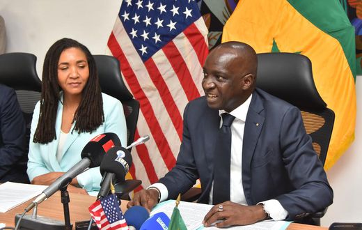 Le ministre des Finances Mamadou Moustapha Ba et Madame Paloma Adams-Allen, Administratrice adjointe de l’USAID