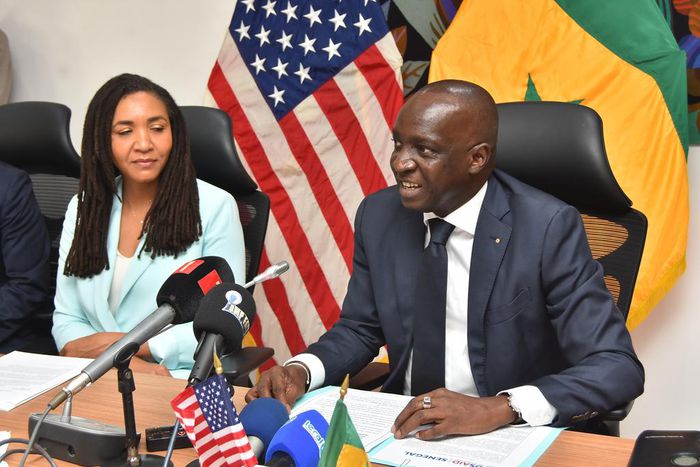 Le ministre des Finances Mamadou Moustapha Ba et Madame Paloma Adams-Allen, Administratrice adjointe de l’USAID