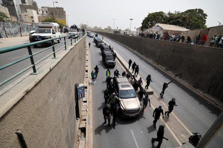 Le véhicule d'Ousmane Sonko sur la corniche le 16 février 2023