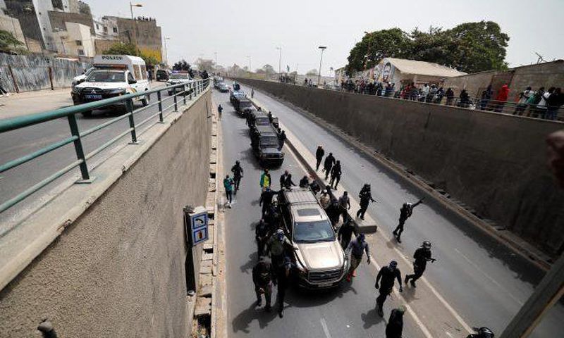 Le véhicule d'Ousmane Sonko sur la corniche le 16 février 2023