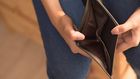 pauvre-femme-sans-argent-dans-portefeuille-vide 46728-900