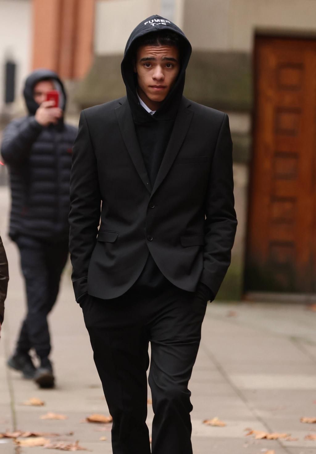 Mason Greenwood quitte le tribunal de Minshull Street Crown Court, à Manchester, le 21 novembre 2022.