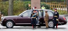Le-roi-Charles-III-arrive-dans-sa-limousine-Bentley-State-pour-inspecter-le-200e-défilé-du-souverain
