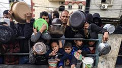 Des-enfants-palestiniens-attendent-de-pouvoir-récupérer-de-la-nourriture-le-23-décembre-2023-à-Rafah