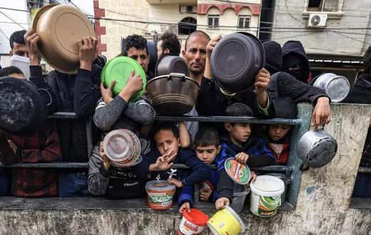 Des-enfants-palestiniens-attendent-de-pouvoir-récupérer-de-la-nourriture-le-23-décembre-2023-à-Rafah