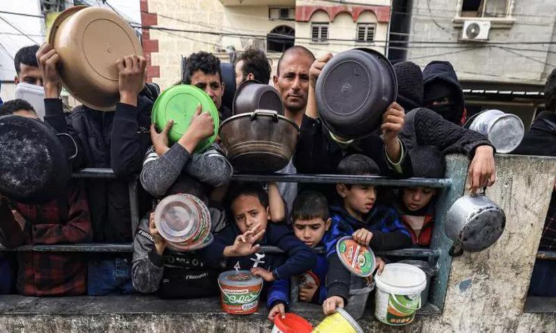 Des-enfants-palestiniens-attendent-de-pouvoir-récupérer-de-la-nourriture-le-23-décembre-2023-à-Rafah