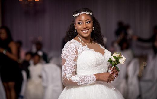 La coutume veut que la mariée lance un bouquet