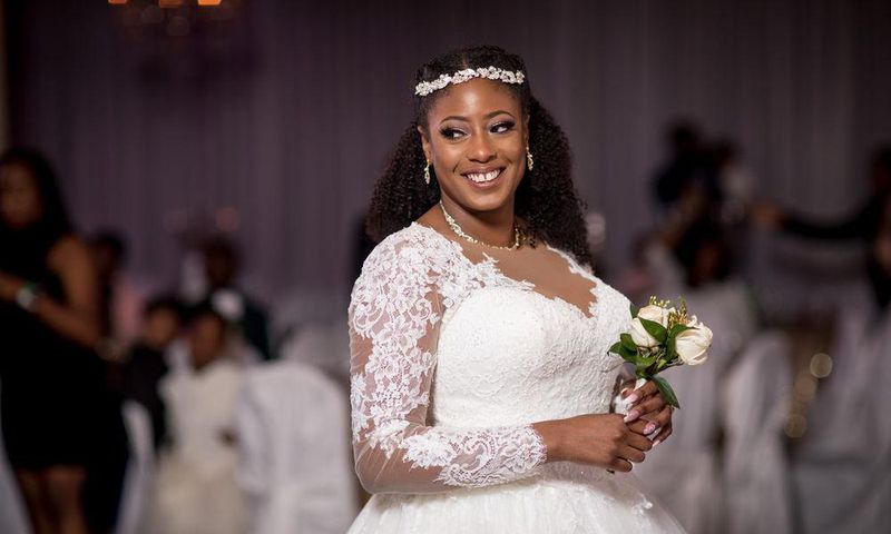 La coutume veut que la mariée lance un bouquet
