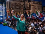 Giorgia Meloni se prend en selfie durant la campagne électorale