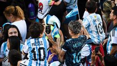 Les fans se pressent pour mettre la main sur un maillot de Lionel Messi avant la finale de la Coupe du monde, dimanche. Photo par Rodrigo Valle. Source : Getty Images