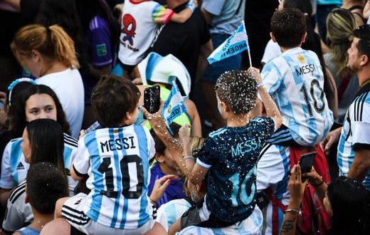 Les fans se pressent pour mettre la main sur un maillot de Lionel Messi avant la finale de la Coupe du monde, dimanche. Photo par Rodrigo Valle. Source : Getty Images