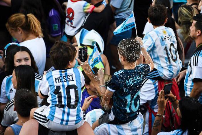 Les fans se pressent pour mettre la main sur un maillot de Lionel Messi avant la finale de la Coupe du monde, dimanche. Photo par Rodrigo Valle. Source : Getty Images