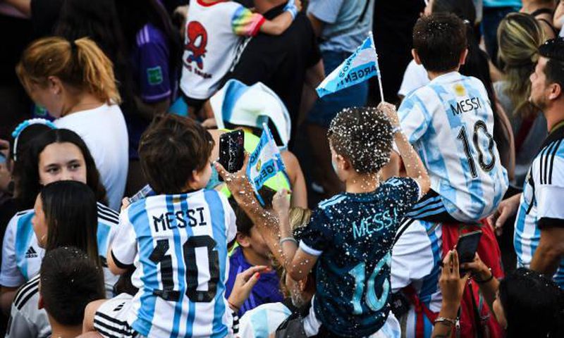 Les fans se pressent pour mettre la main sur un maillot de Lionel Messi avant la finale de la Coupe du monde, dimanche. Photo par Rodrigo Valle. Source : Getty Images